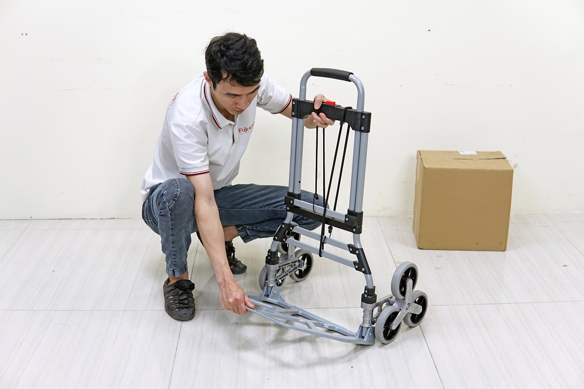 Xe kéo đẩy leo cầu thang 6 bánh rút gọn FUJIHOME CC-6120